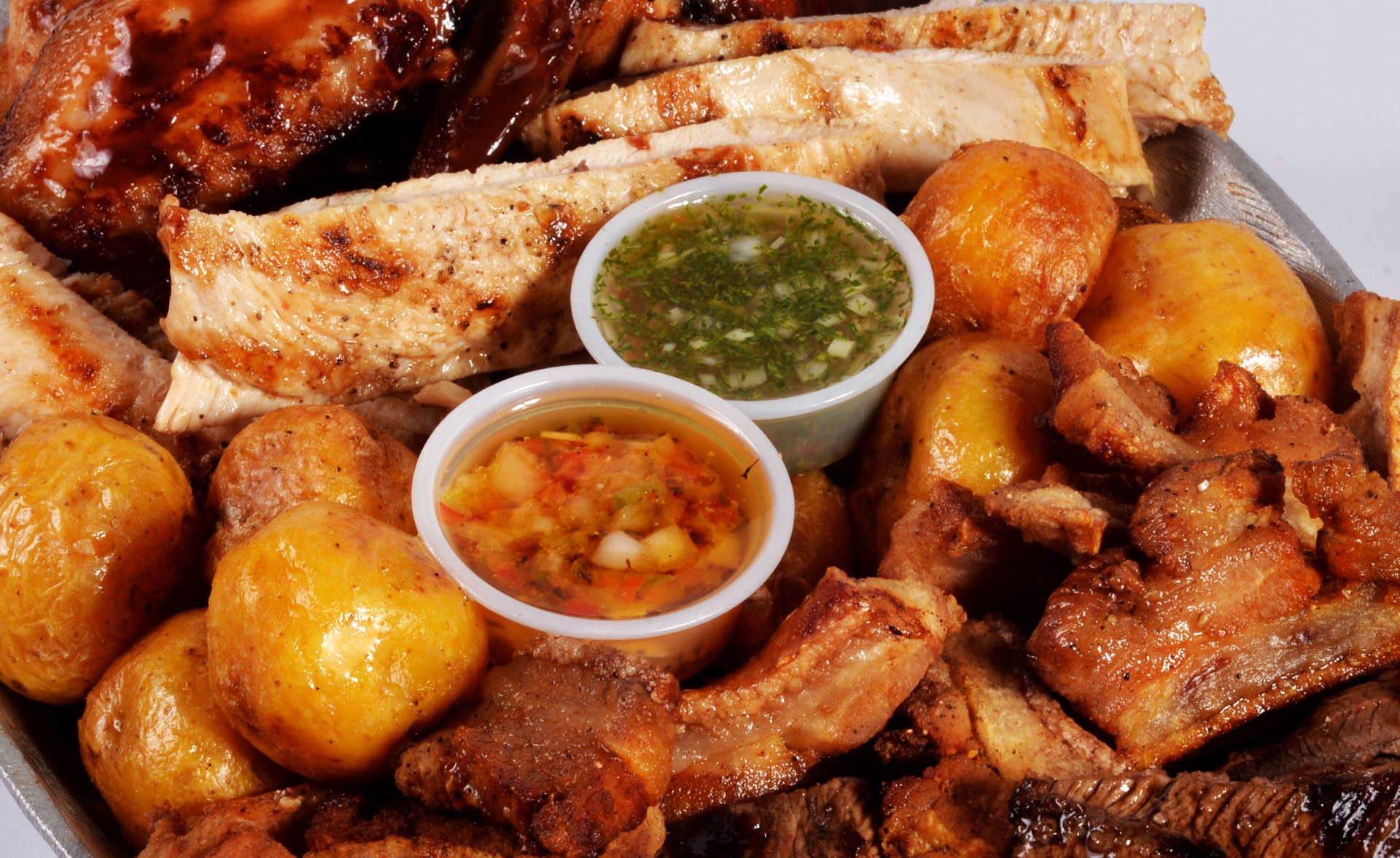 Foto de fritanga comida con ají Foto de fritanga comida con ají