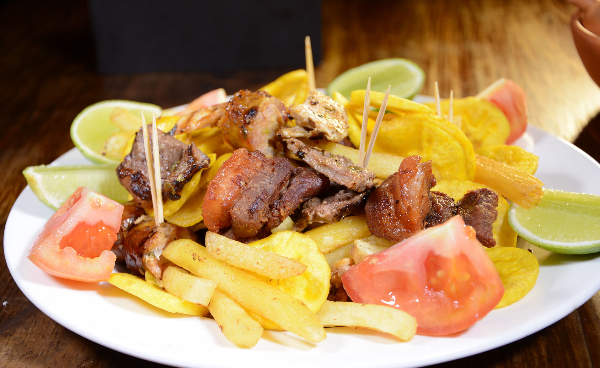 Foto de picada con papas fritas Foto de picada con papas fritas